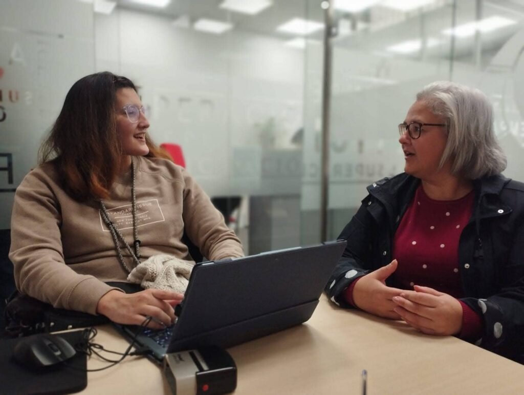 Paula y Ana Belén hablando animadamente
